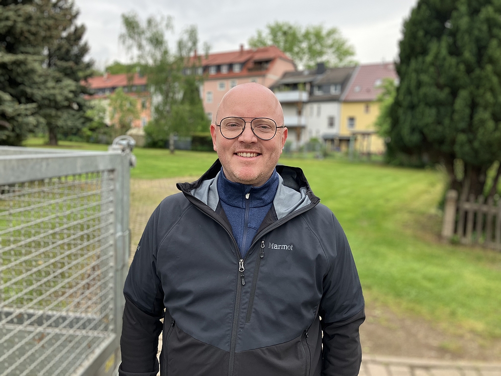 Regionalleiter Facility Management Volker Haase vor dem Bestand der TAG Wohnen 
