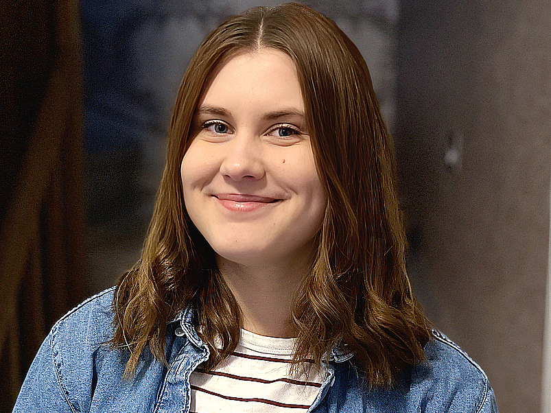 Das Bild zeigt Jolina Seide im Portraitformat.