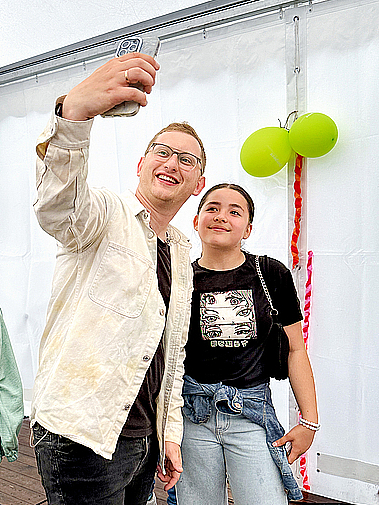 Samuel Rösch, der Voice of Germany-Gewinner von 2018, eröffnete das Fest musikalisch und begeisterte Klein und Groß