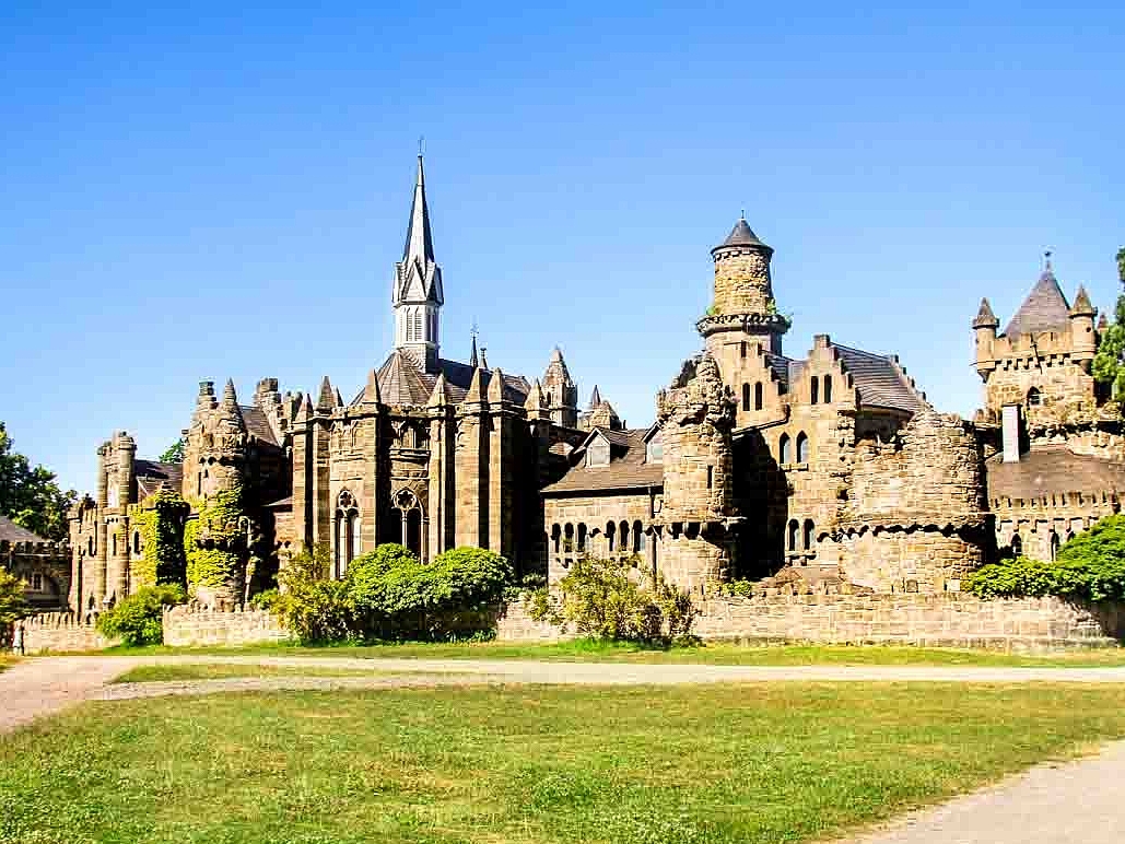 Eine Grüne große Fläche und im Hintergrund die große prächtige Löwenburg von Kassel