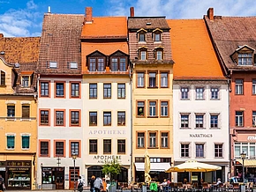 Der Altenburger Markt mit seinen bunten mittelalterlichen Häusern gibt eine gemütliche Atmosphäre 