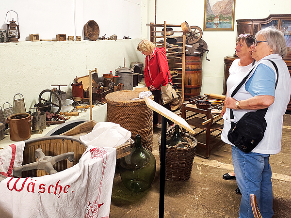 In der Museumsscheune wurden historische Bügeleisen und altes Geschirr ausgestellt.
