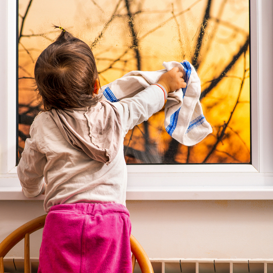 Kinder spielen gern mit Wasser und helfen beim Fensterputzen mit.