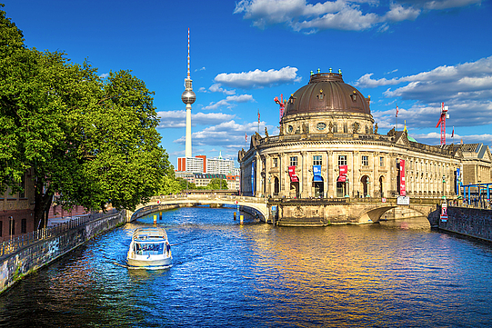 Auf der Museumsinsel in Berlin Mitte mit Sicht auf den Fernsehturm.