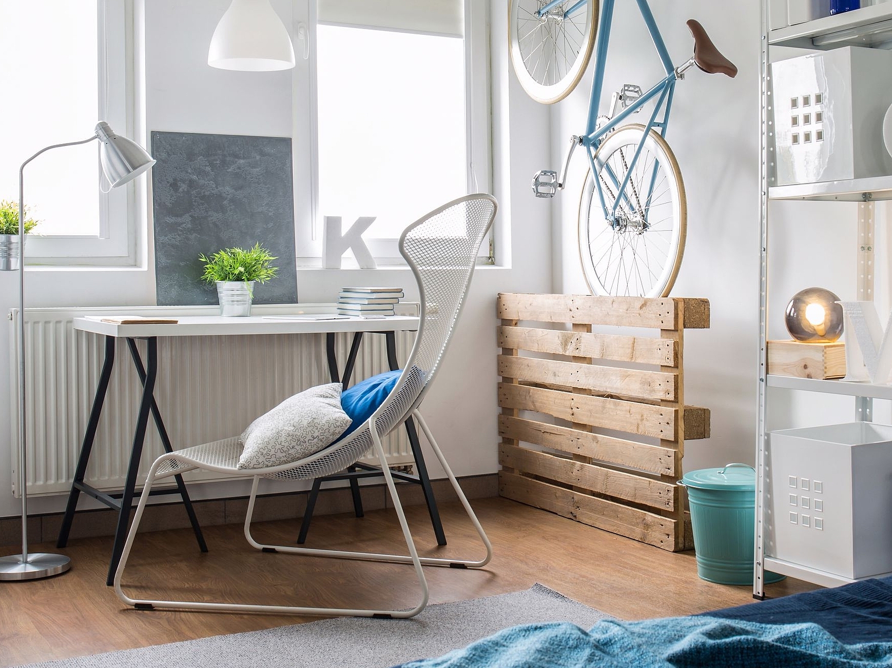 Eine möblierte Ecke eines Zimmers in einem Jungen Stil mit einem Schreibtisch, einem Stuhl.