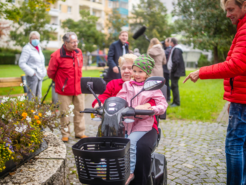 Am 14. Oktober hat die TAG Wohnen in Gera-Lusan die erste Elmo-Station mit Elektrositzrollern für Senioren eröffnet