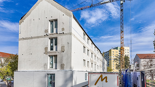 Ein Wohnhaus mit Rohfassade noch ohne die neuen Fassadenelemente.