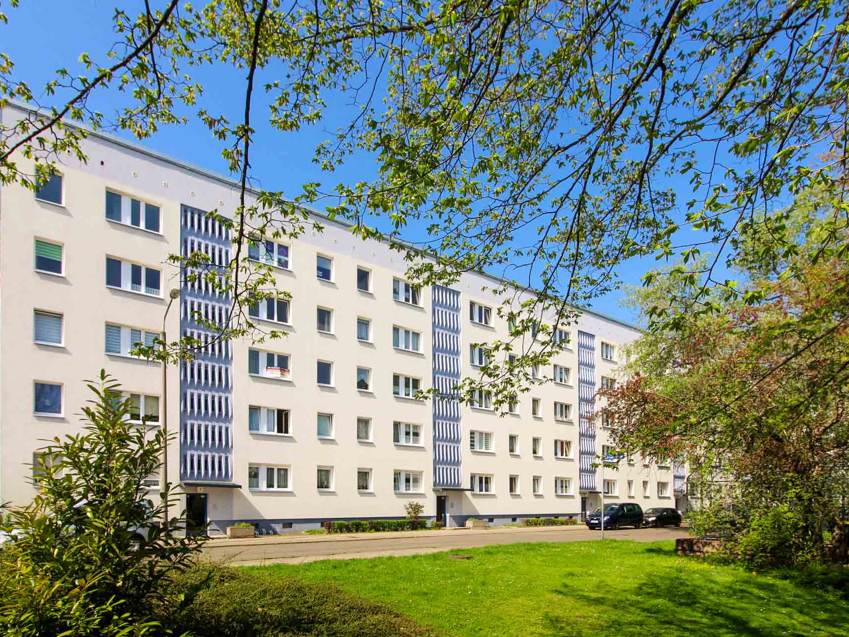 Frisch sanierte Wohnungen, gepflegtes Umfeld und die Straßenbahn gleich um die Ecke. Wohnen in der Gottfried-Semper Straße in der Neustadt.