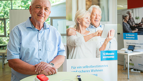 Ein Mann steht vor einem Messestand und präsentiert die Hilfsmittel des Assistenzsystems "BeHome".
