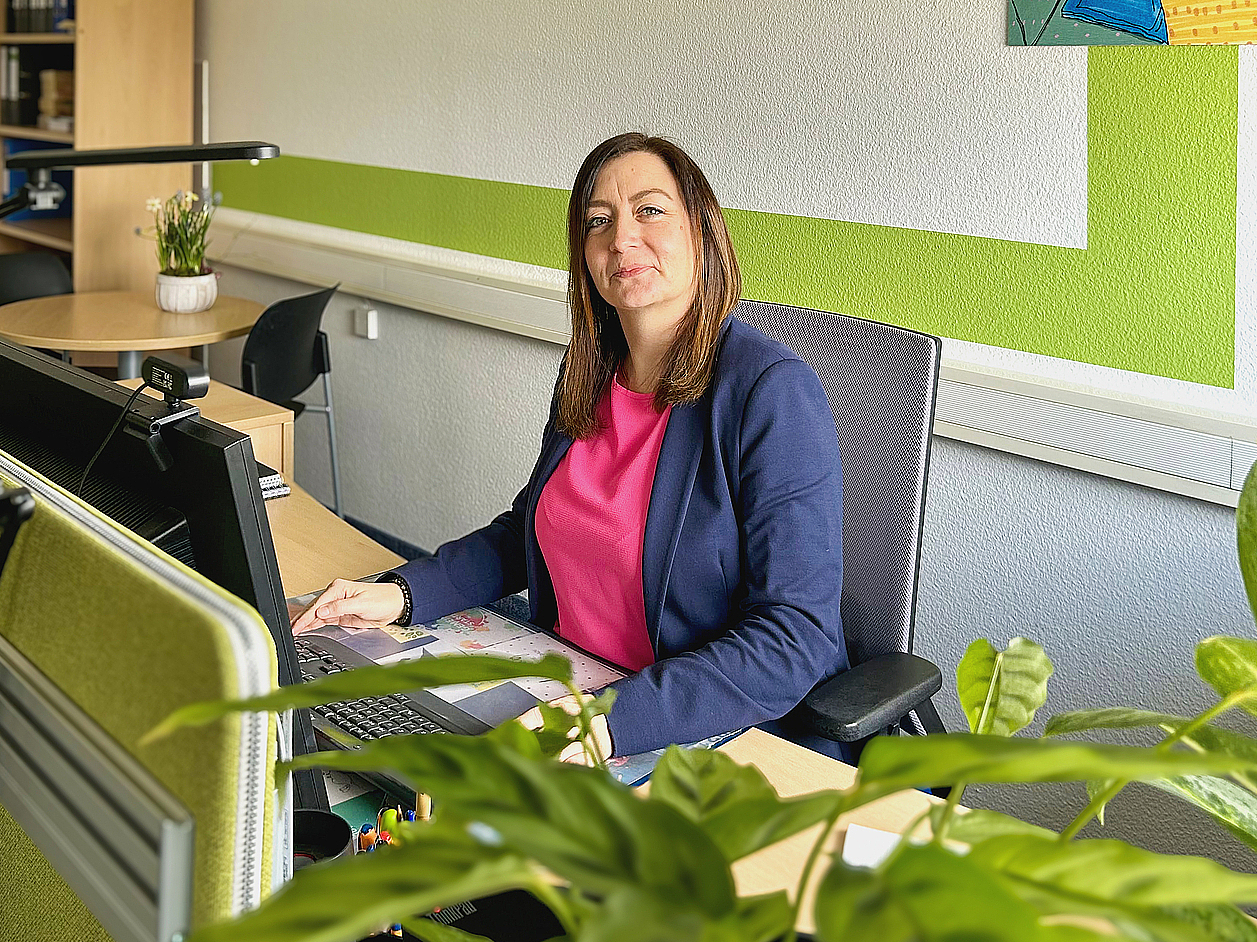 Antje Kretzschmar sitzt an ihrem Schreibtisch im Chemnitzer Büro.