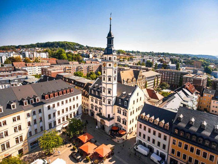 In Gera ragt der Rathausturm auf dem Markt als Wahrzeichen in den Himmel.