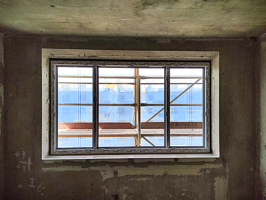 In einem Wohngebäude werden neue Fenster montiert.
