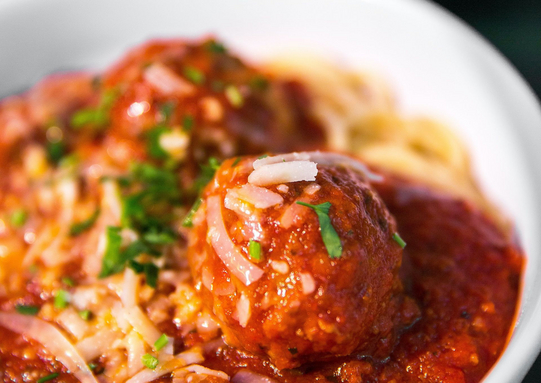 Spaghetti mit Tomatensauce sind lecker und gesund durch den roten Pflanzenfarbstoff Lycopin. 
