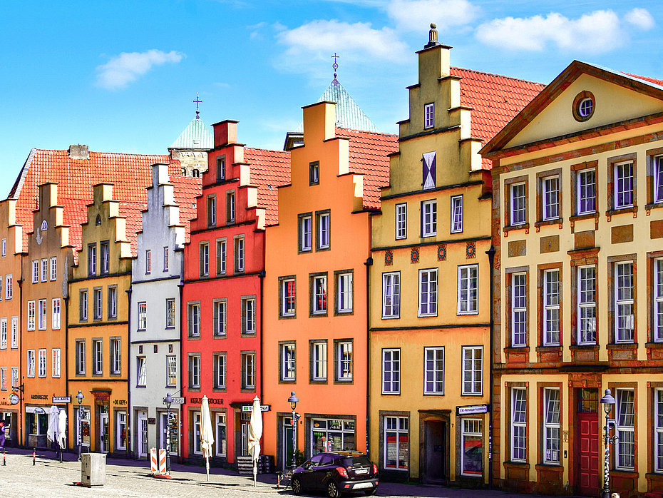 Häuserzeile auf dem Markt in den Farben gelb, orange, rot uns blau in Osnabrück