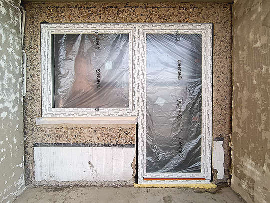Im Gebäude wurden neue Fenster und Balkontüren eingebaut.