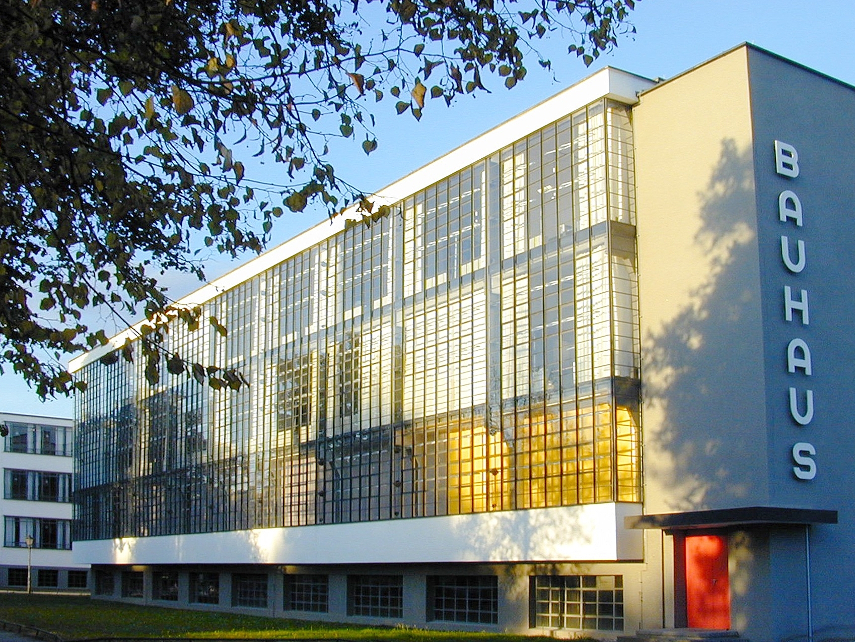 Bauhausgebäude in Dessau mit großer Glasfassade