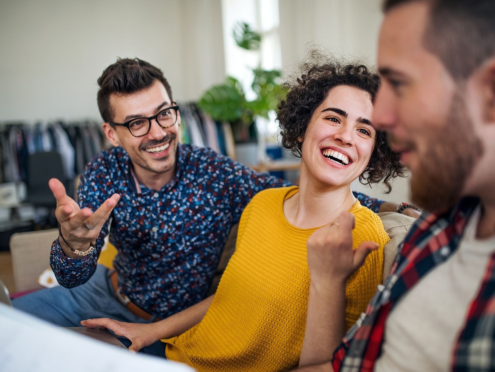 So wohnen junge Leute. Freunde treffen sich Zuhause.