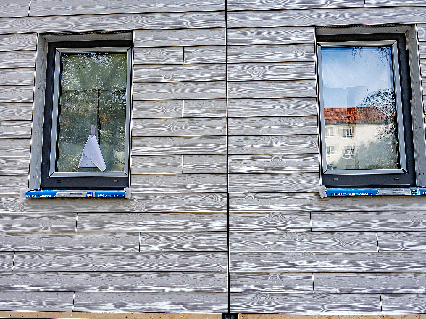 Das Sanierungsobjekts in der Straße des Friedens in Merseburg hat eine helle Fassade bekommen..