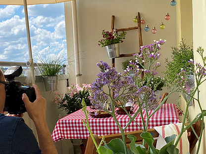 Mit ein paar Handgriffen haben wir einen Balkon in Gera mit dem TAG Wohnen-Team in drei Lieblingsurlaubsziele verwandelt. Foto: TAG Wohnen