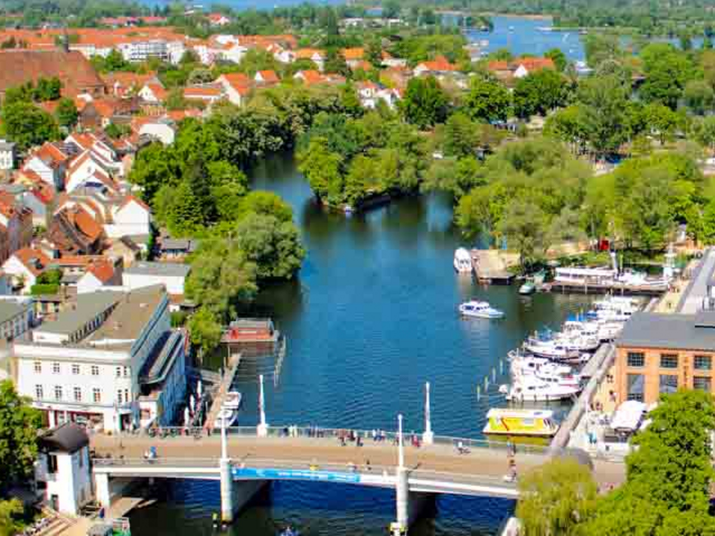 Brandenburgs Jahrtausendbrücke über die Havel ist weithin sichtbar.
