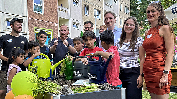 Zum Start für den Gemeinschaftsgarten standen alle gemeinsam am Hochbeet.