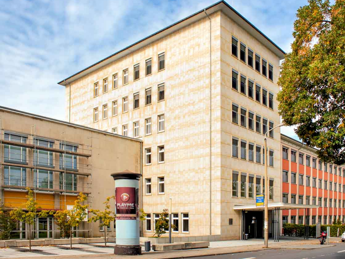Markanter Turmbau der TU Chemnitz in der Reichenhainer Straße.