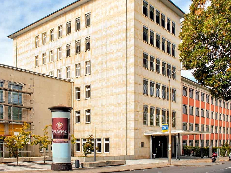 Markanter Turm in beige der TU Chemnitz in der Reichenhainer Straße