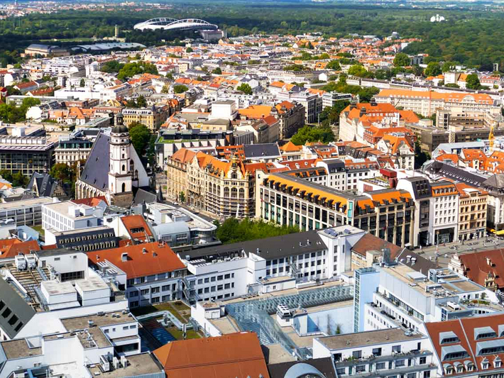 Leipzig ist Sachsens lebendige Metropole mit beeindruckendem Hauptbahnhof, Messehochhaus, Gründerzeitbauten und viel Grün.