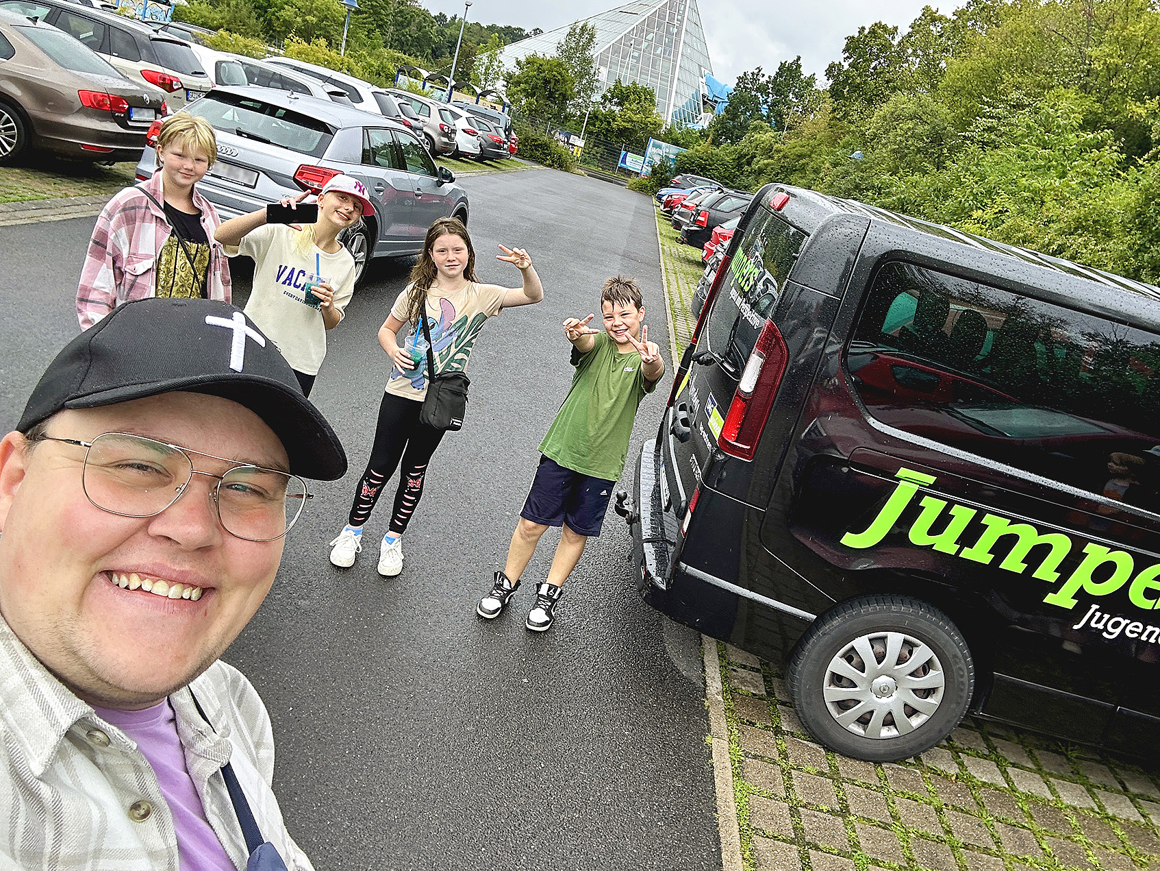 Phillip Gabriel mit den Jumpers-Kindern auf Tour. 