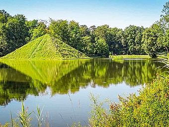 Großer See im Branitzer Park bei Cottbus mit seiner  begrünten Landpyramide