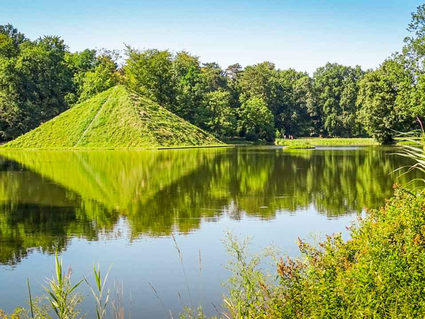 Immer gut für einen Spaziergang ist der Branitzer Park bei Cottbus mit seiner Landpyramide..