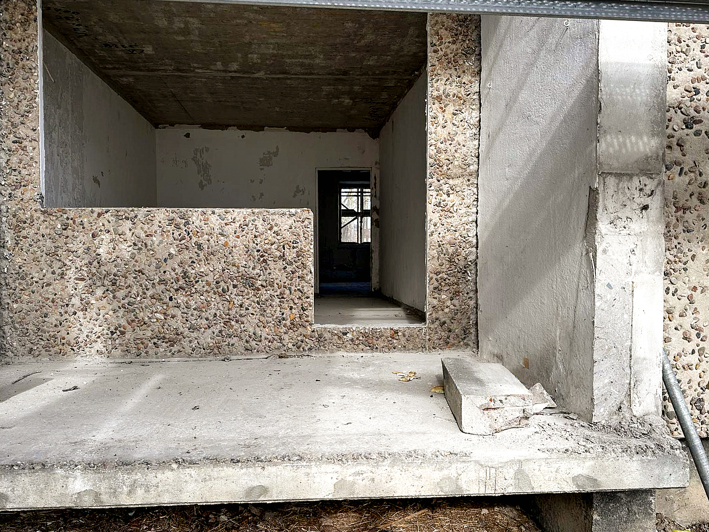 Hier ist bei der Sanierung eines Plattenbaus gerade der Abbruch einer alten Loggiabrüstung erfolgt. 