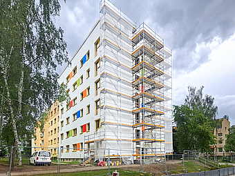 Eingerüstete Fassade am Sanierungsobjekt in der Vyskower Str. 5