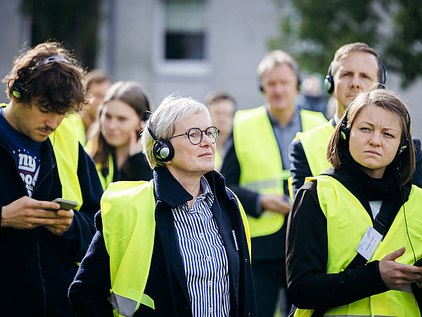 241017_ZDENA_PHT0041.jpg Bei einer von der dena organisierten Exkursion schauen sich Experten aus der Bau- und Wohnungswirtschaft ein serielles Sanierungsprojekt an.