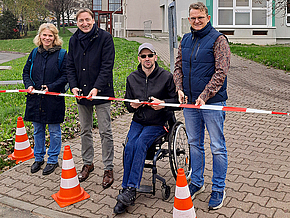 In Erfurt Melchendorf haben der Verein Wir im Raum und TAG Wohnen eine Bordsteinkante für merh Barrierefreiheit im Wohnquartier abgesenkt.