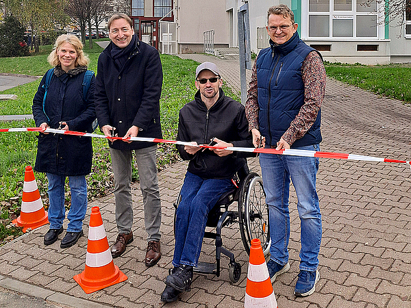 In Erfurt Melchendorf haben der Verein Wir im Raum und TAG Wohnen eine Bordsteinkante für merh Barrierefreiheit im Wohnquartier abgesenkt.