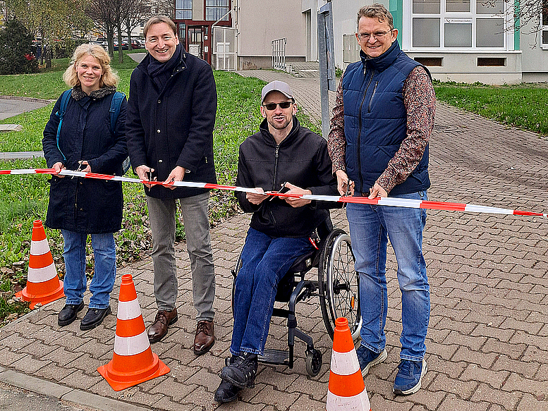In Erfurt Melchendorf haben der Verein Wir im Raum und TAG Wohnen eine Bordsteinkante für merh Barrierefreiheit im Wohnquartier abgesenkt.