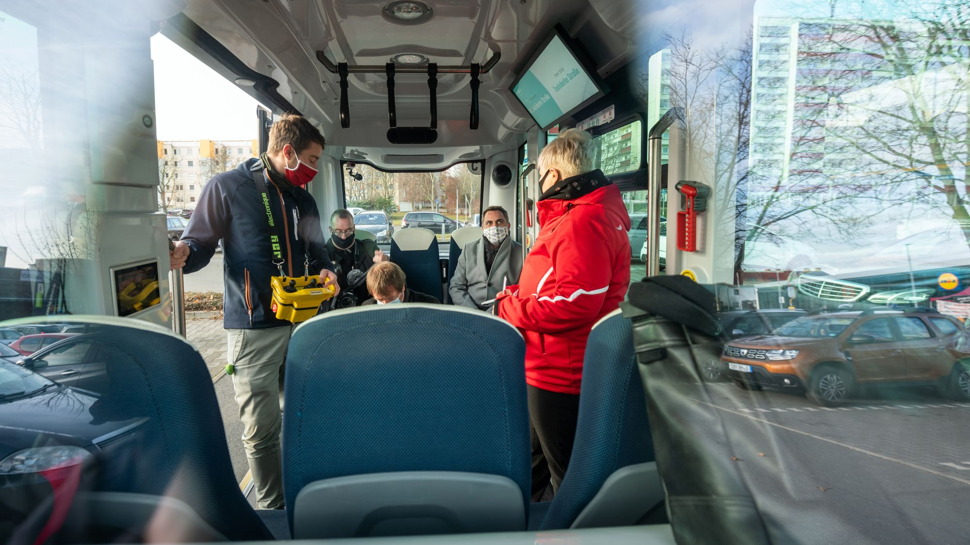 Unterwegs mit EMMA. Operator Axel Reinhard, Oberbürgermeister Julian Vonarb und Operatorin Jana Schumann gehen auf Probefahrt durch Lusan mit einem selbstfahrenden Shuttlebus.