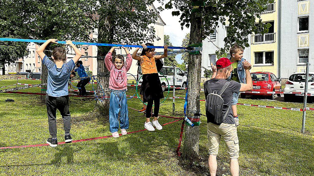 Die Kinder konnten ihre Geschicklichkeit im Slackline-Seilgarten unter Beweis stellen.