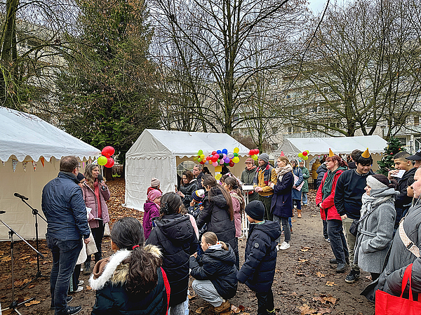 Zahlreiche Bewohnerinnen und Bewohner feiern im Wohngebiet den 5. Geburtstag von Jumpers Schwerin und den Einzug der Sempers.