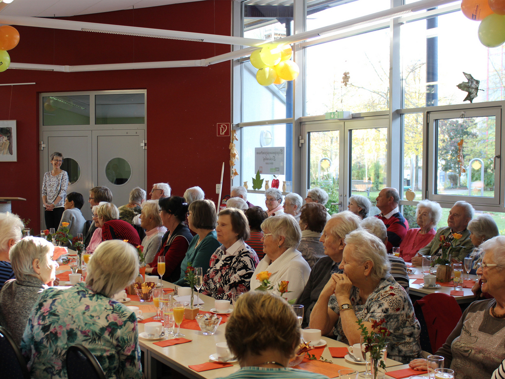 Voller Saal bei der Geburtstagsfeier im Lusaner Begegnungszentrum Eichenhof. Caritas und TAG Wohnen gaben die weitere Zusammenarbeit.