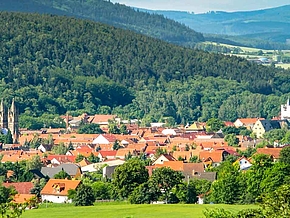 Panoramablick auf Stadtilm im Ilmtal mit dem Singener Berg und dem Thüringer Wald im Hintergrund