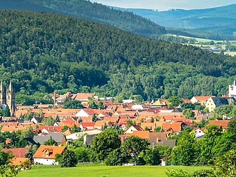Panorama von Stadtilm im Ilmtal mit dem Singener Berg und dem Thüringer Wald im Hintergrund