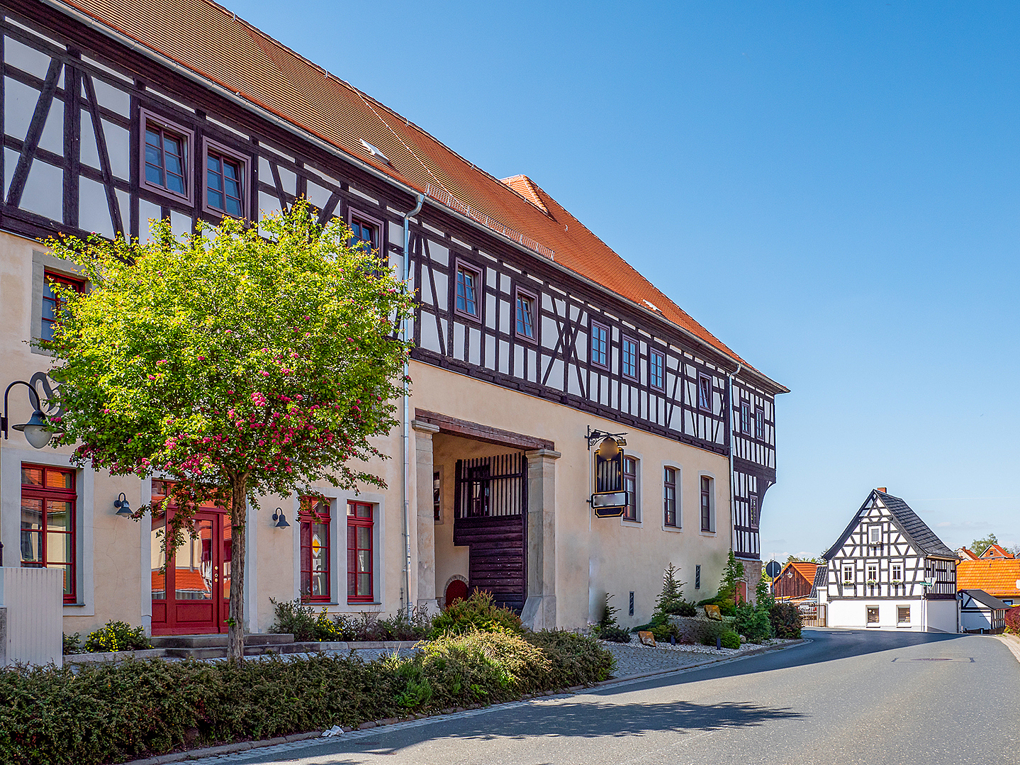 Die Hermsdorfer Altstadt ist schön und gepflegt mit alten Fachwerkhäusern.