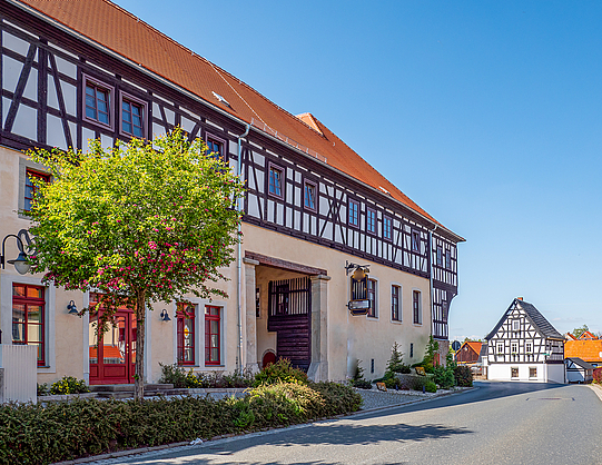 Die Hermsdorfer Altstadt ist schön und gepflegt mit alten Fachwerkhäusern.