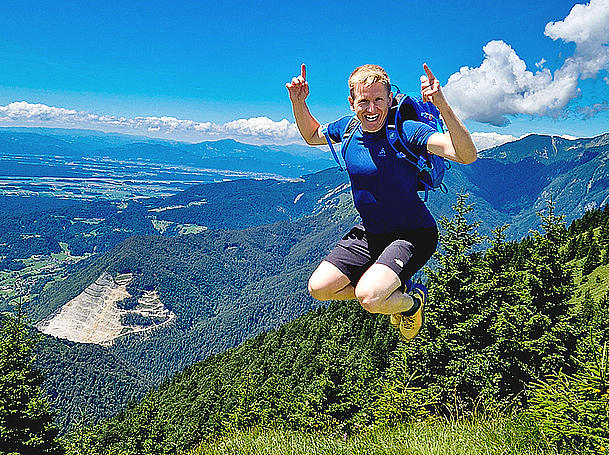 Vermietungsteamleiter Eric Frey von der TAG Wohnen bei einer Outdooraktivität in den Bergen.