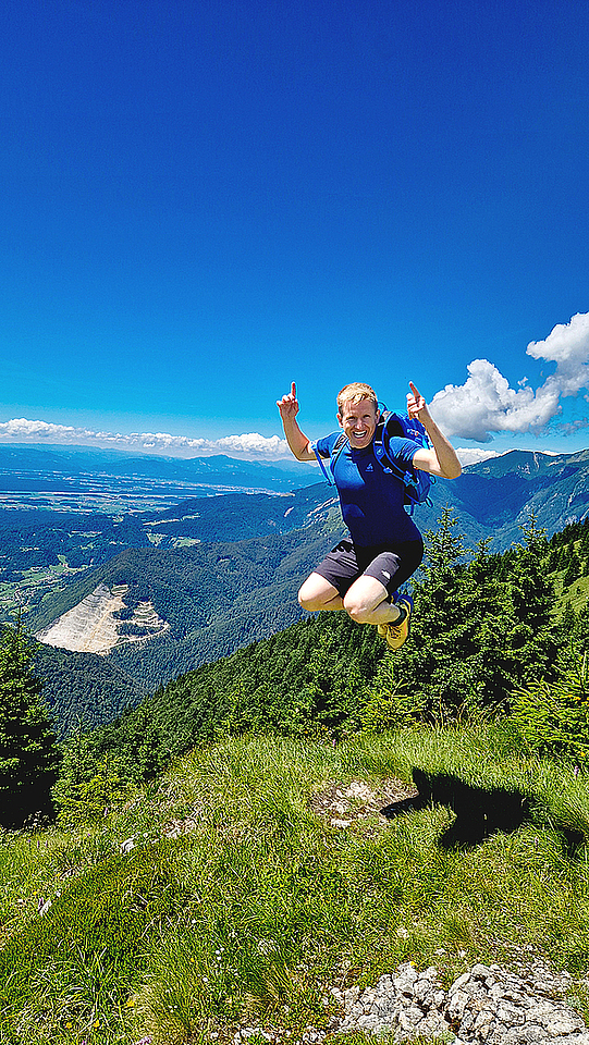 Vermietungsteamleiter Eric Frey von der TAG Wohnen bei einer Outdooraktivität in den Bergen.