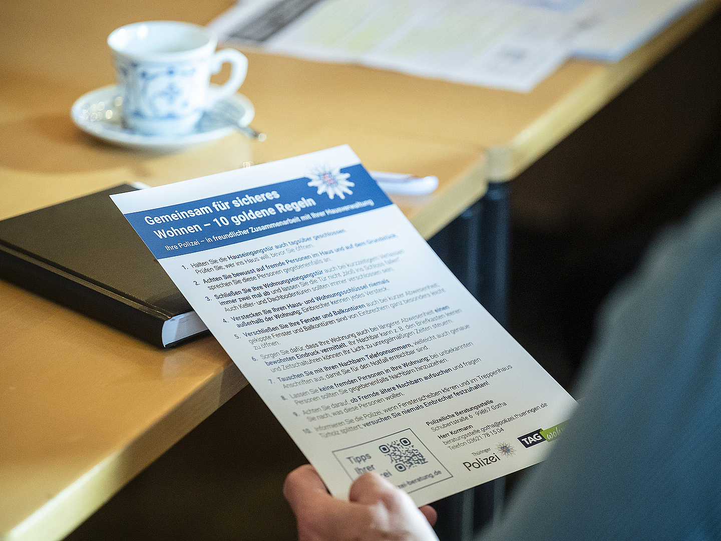 Ein Flyer von der Polizei mit zehn Regeln für mehr Sicherheit zu Hause.