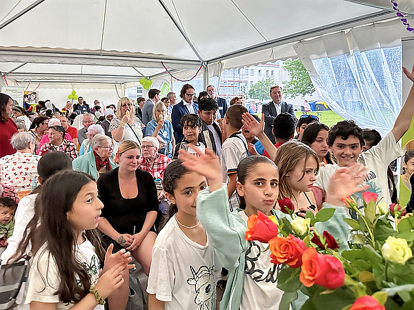 Viele Kinder, Familien und Senioren feierten zusammen, das Festzelt war bis auf den letzten Platz gut gefüllt
