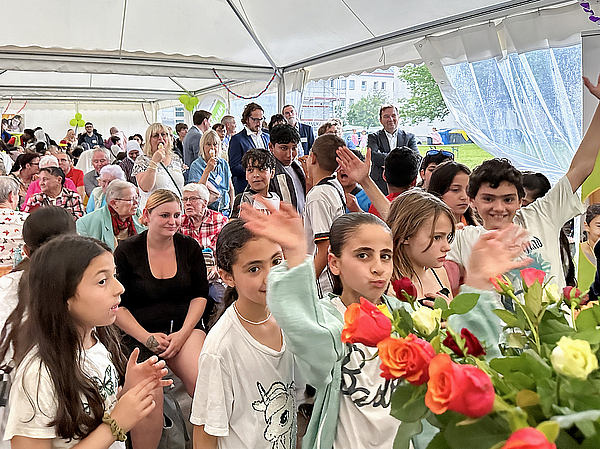 Viele Kinder, Familien und Senioren feierten zusammen, das Festzelt war bis auf den letzten Platz gut gefüllt